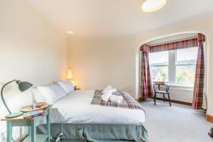 una camera da letto con un letto, un tavolo e una finestra di 3 Bed in Bakewell oc-r33436 a Bakewell