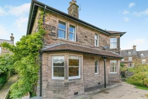 vista esterna di una casa in mattoni con finestre di 3 Bed in Bakewell oc-r33436 a Bakewell