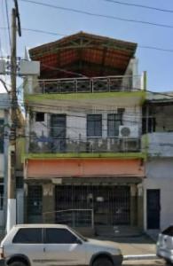 ベレンにあるPousada Cop 30 2の建物の前に駐車された白い車