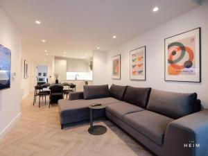 un soggiorno con divano e sala da pranzo di Solaro at The Heim Residences a Manchester