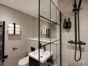 un bagno con wc, lavandino e doccia di Solaro at The Heim Residences a Manchester