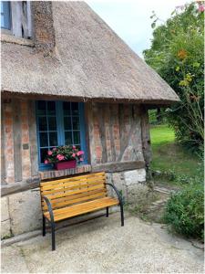 Chaumière 6-8p, 4ch, proche Honfleur في Conteville: مقعد أمام مبنى مع نافذة