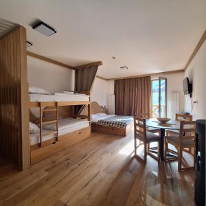 Ένα ή περισσότερα κρεβάτια σε δωμάτιο στο Aparthotel Vucko Apartman D444 private host