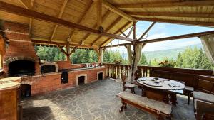 ボルシャにあるPoiana Brazilorの大きなスクリーン付きのポーチ(テーブル、暖炉付)
