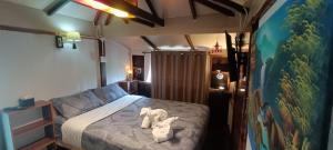 a bedroom with a bed with two stuffed animals on it at อู่ตะเภาโฮมสเตย์byต้นไทร in Ban Nong Sa +28 photos