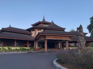 een groot houten gebouw met een dak bij The Jayakarta Residence 2BR Bali in Denpasar