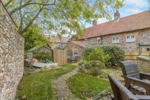 a house with a yard with a tub in the yard at 2 Bed in East Rudham oc-t33378 in East Rudham