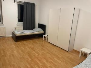 une chambre avec un lit dans le coin d'une pièce dans l'établissement Holiday and fitters' apartment near Leipzig in Wurzen, à Niederdorla 3 autres photos