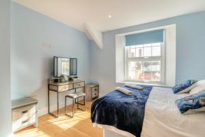 une chambre avec un lit, un bureau et une télévision dans l'établissement 3 Bed in Minehead oc-r30941, à Minehead