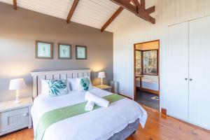 Voodi või voodid majutusasutuse Forest Cabin - Epic Ocean Views - Fireplace toas