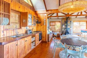 Köök või kööginurk majutusasutuses Forest Cabin - Epic Ocean Views - Fireplace