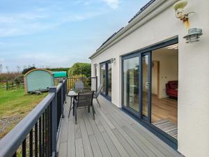 Saint Gennys2 Bed in Crackington Haven oc-h33817的一个带桌椅的大甲板