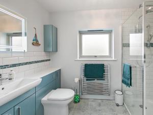 Saint Gennys2 Bed in Crackington Haven oc-h33817的带马桶、水槽和窗户的浴室 更多16张照片