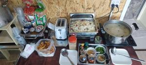 a counter with many different food items on it at อู่ตะเภาโฮมสเตย์byต้นไทร in Ban Nong Sa