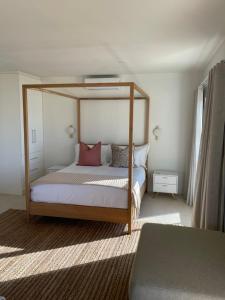 Postel nebo postele na pokoji v ubytování Shimmering Seas