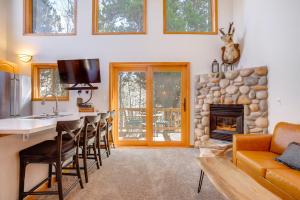 Uma televisão e/ou sistema de entretenimento em Steps to Grand Lake The Innlet Condo!