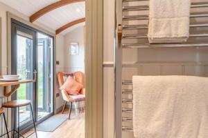 ein Raum mit einem Stuhl und einem Tisch und einem Fenster in der Unterkunft 1 Bed in Hawton oc-d33741 in Cotham