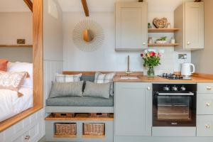 eine Küche mit Couch in einem winzigen Haus in der Unterkunft 1 Bed in Hawton oc-d33741 in Cotham + 22 Fotos