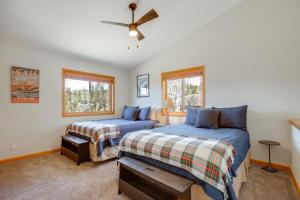 Uma cama ou camas num quarto em Steps to Grand Lake The Innlet Condo!