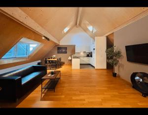 BottmingenTONIGHT Apartments的配有沙发和桌子的大客厅