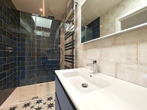 une salle de bain avec lavabo et douche dans l'établissement 4 Bed in Snettisham oc-i33650, à Snettisham