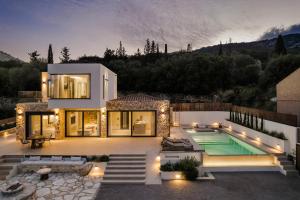 MakriótikaKisterna Luxury Living的带游泳池和房子的别墅
