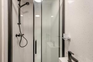 een douche met een glazen deur naast een wastafel bij 1 Bed in Wellesbourne oc-c33030 in Hampton Lucy