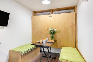 ein kleines Zimmer mit Tisch und Stühlen und ein Zimmer mit Etagenbetten in der Unterkunft 1 Bed in Wellesbourne oc-c33029 in Hampton Lucy