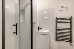 ein weißes Badezimmer mit Waschbecken und Spiegel in der Unterkunft 1 Bed in Wellesbourne oc-c33029 in Hampton Lucy + 13 Fotos