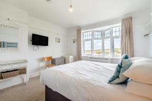 Postel nebo postele na pokoji v ubytování 5 Bed in Newquay oc-c33035