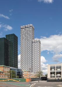 eine Gruppe großer Gebäude in einer Stadt in der Unterkunft StayCozy in Croydon in Croydon