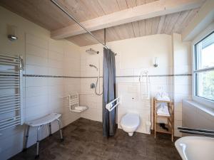 Koupelna v ubytování Rungholt 26 - Rollstuhlgerechtes Ferienhaus an der Nordsee