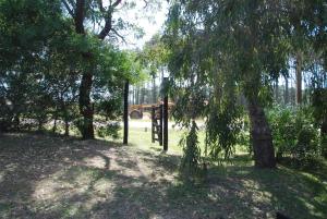 un letrero en medio de un parque con árboles en Excelente casa de descanso, en Barra de Valizas 9 fotos más