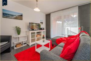 ein Wohnzimmer mit Sofa und Fernseher in der Unterkunft Paul-Kühne-Str 4 Tintenfisch in Ostseebad Koserow
