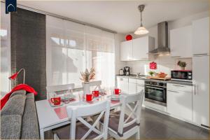 eine Küche mit einem weißen Tisch und Stühlen in einem Zimmer in der Unterkunft Paul-Kühne-Str 4 Tintenfisch in Ostseebad Koserow