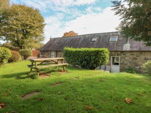 a picnic table in a yard in front of a building at Granary Cottage in Walton East