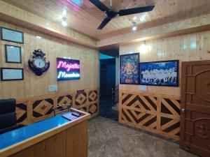 カソルにあるMajestic Mountain Bhaiji Guest Houseの壁掛け時計のあるレストランのバー +123枚の写真