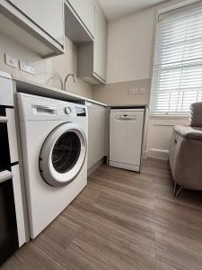 Kuchyň nebo kuchyňský kout v ubytování Bright & Cozy 3-Bedroom Home with Spacious Living + 30 fotografií