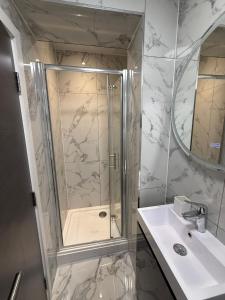 Koupelna v ubytování Bright & Cozy 3-Bedroom Home with Spacious Living