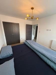 Postel nebo postele na pokoji v ubytování Bright & Cozy 3-Bedroom Home with Spacious Living