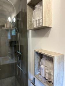 La salle de bains est pourvue d'une douche et d'une armoire en bois. dans l'établissement Maison à la campagne 4 à 6 personnes proche JONZAC, à Boisredon