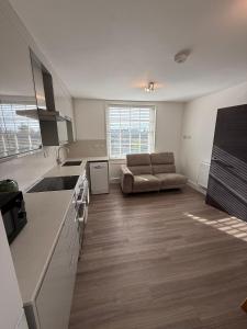 Kuchyň nebo kuchyňský kout v ubytování Bright & Cozy 3-Bedroom Home with Spacious Living