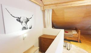 トラウンシュタインにあるAlte Villa Traunsteinの牛の絵が描かれた部屋