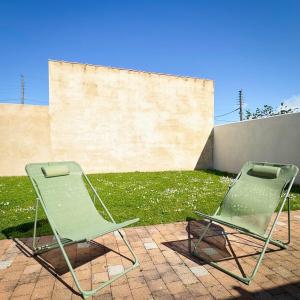 two chairs sitting next to each other on a patio at Maison Du Marché in La Rochelle