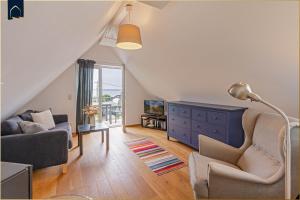 QuilitzにあるFerienhaus am Peenestromのリビングルーム(青いドレッサー、ソファ付)