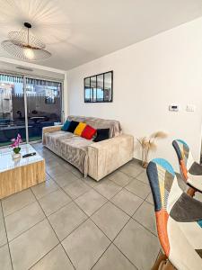 a living room with a couch and a table at Le Saint Éloi in La Rochelle