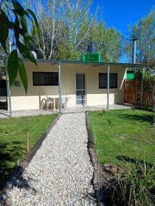 een huis met een grindpad ervoor bij El EDEN in Mar de Cobo +1 foto