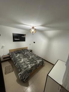 een slaapkamer met een bed met zebraprint in een kamer bij El EDEN in Mar de Cobo