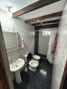 een badkamer met twee toiletten en een wastafel bij El EDEN in Mar de Cobo