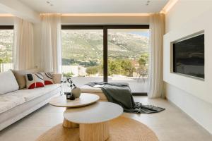 TV a/nebo společenská místnost v ubytování Kisterna Luxury Living